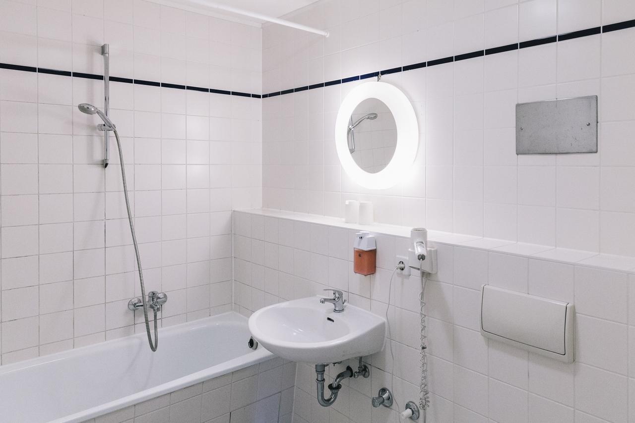 Twin Room with Shared Bathroom,718828360:JPEG